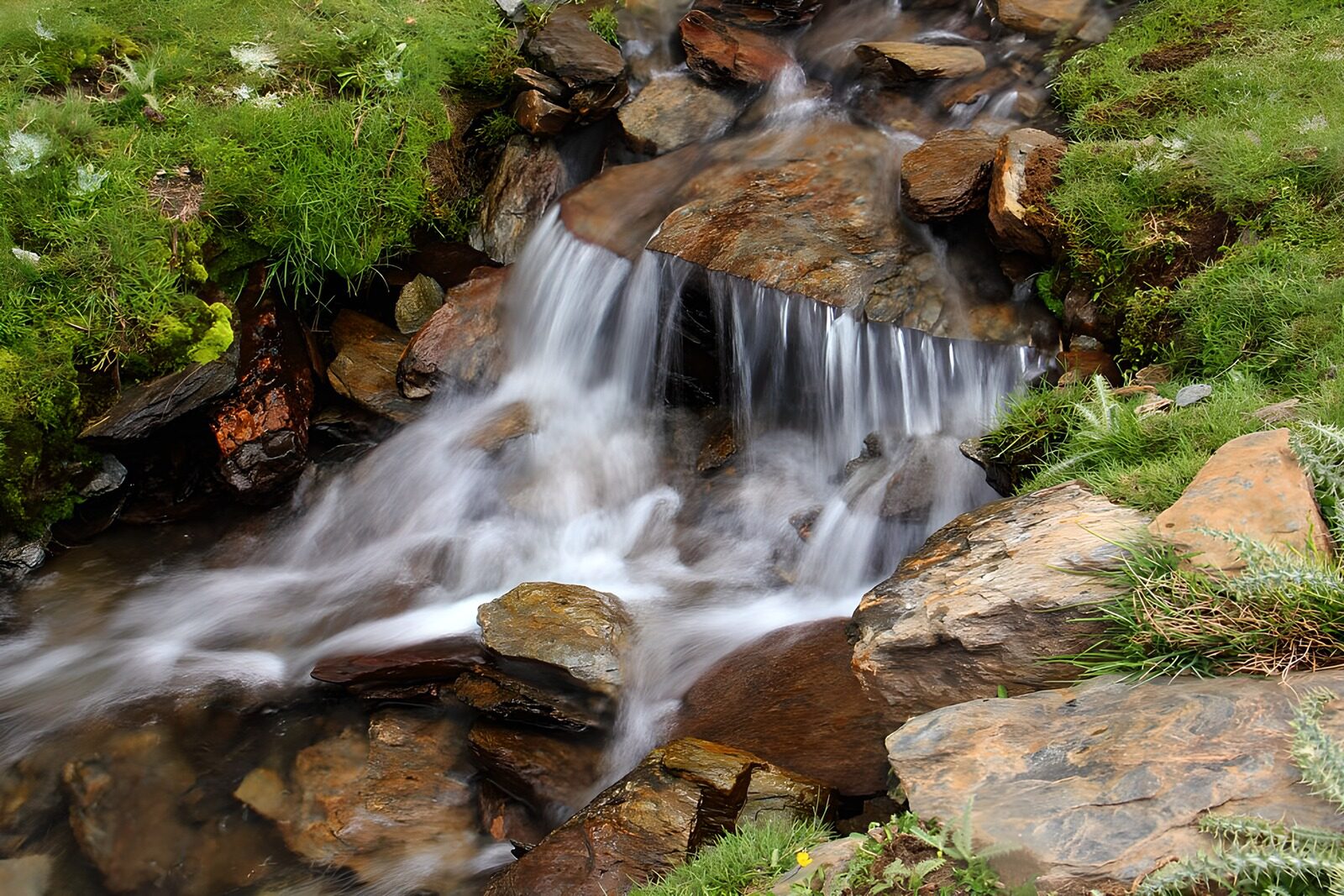TPES57016: Cintas de agua sobre la piedra