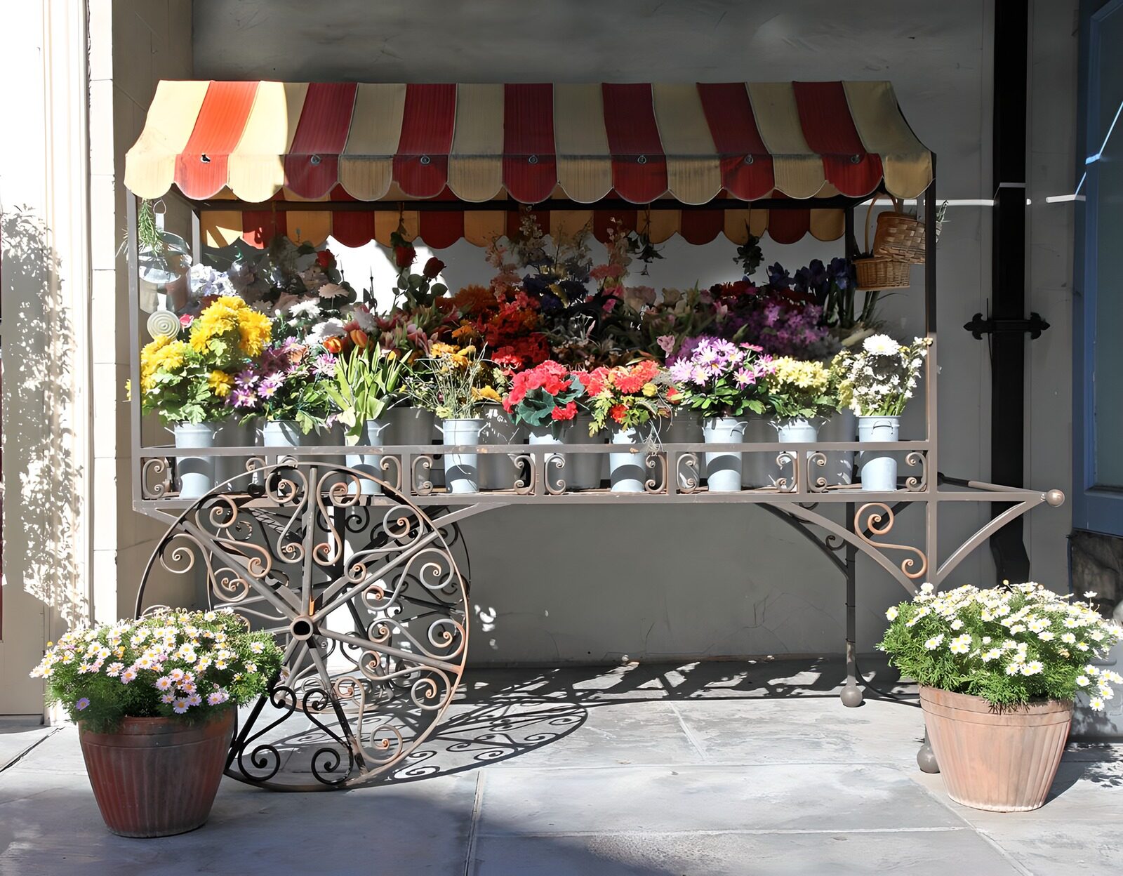 TPES19505: Carrito de flores bajo un toldo de rayas