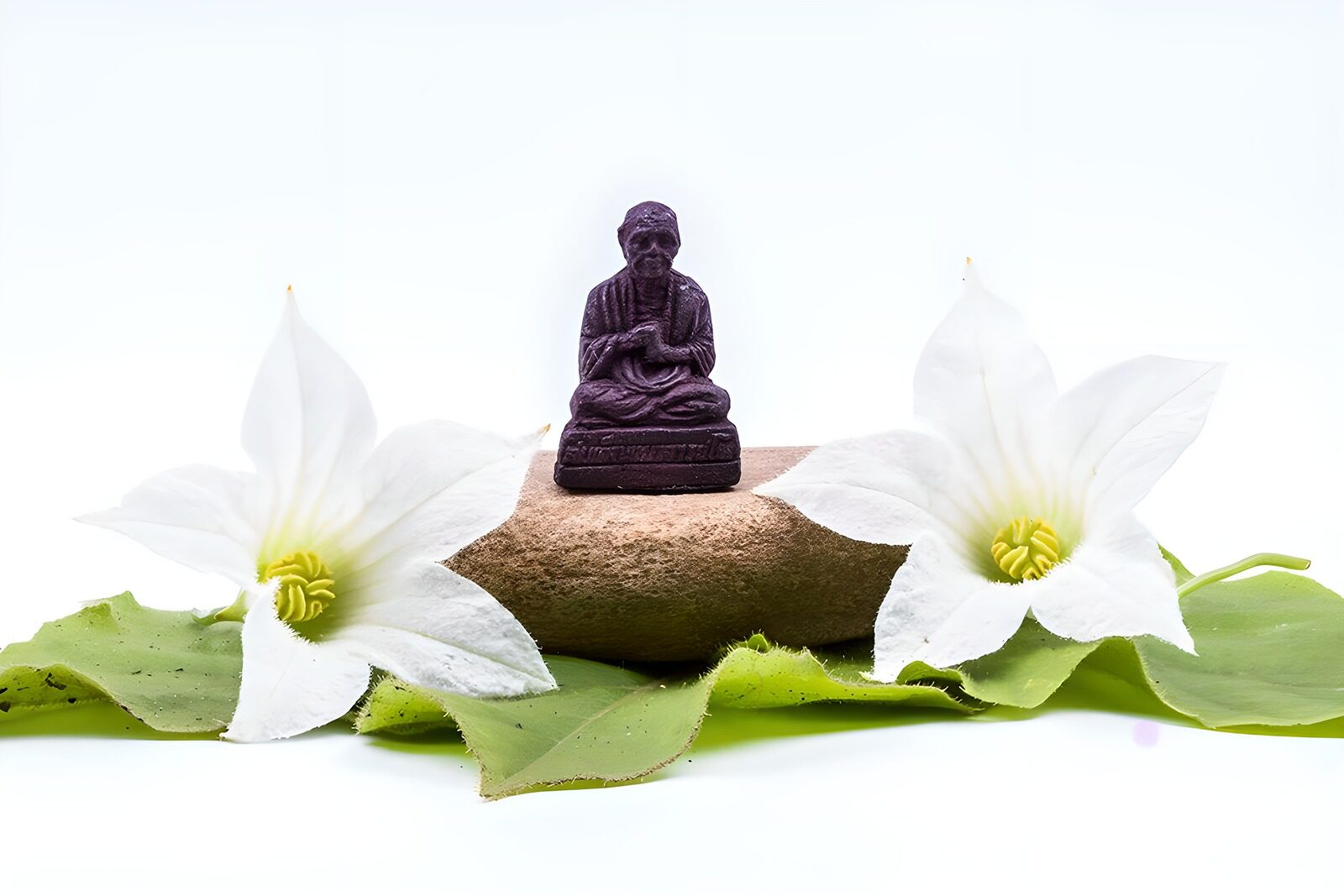 TPES25372: Figurita sobre piedra y flores blancas