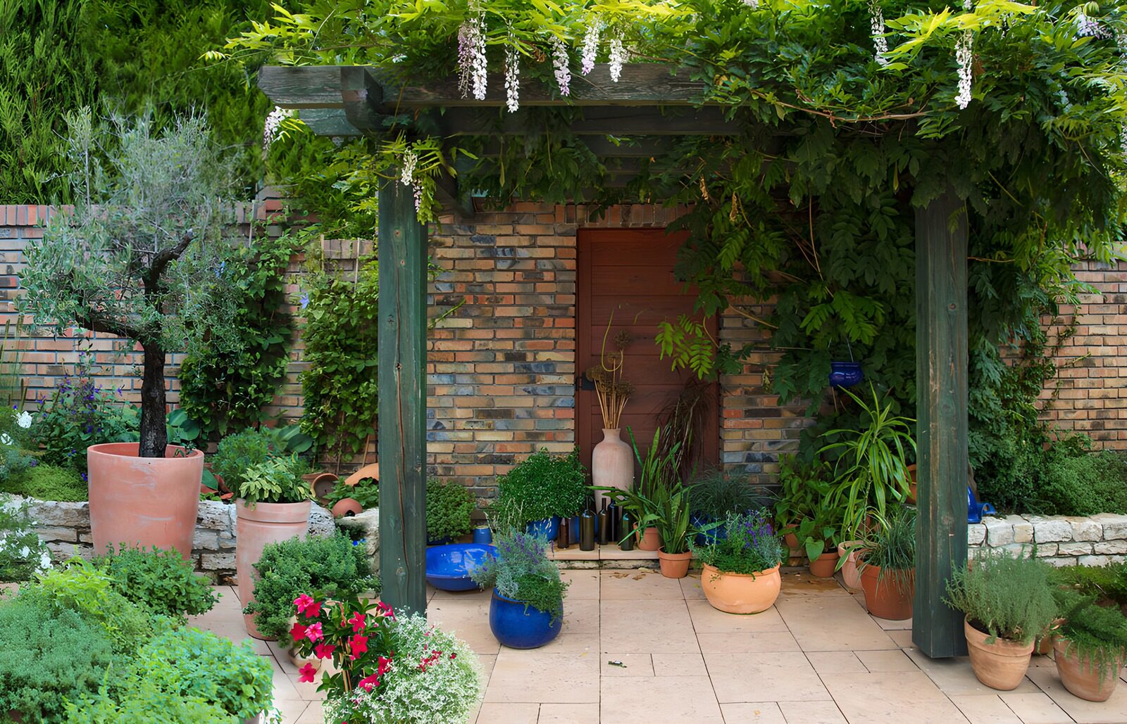 TPES81993: Pérgola con macetas y flores colgantes