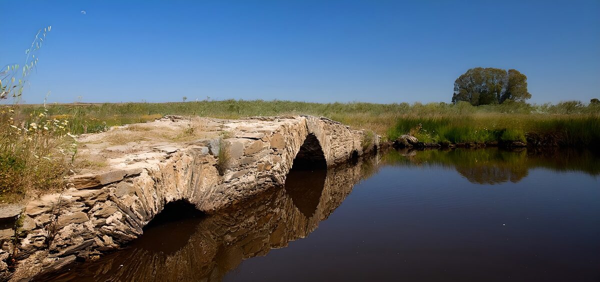 Puente de piedra sobre aguas tranquilas