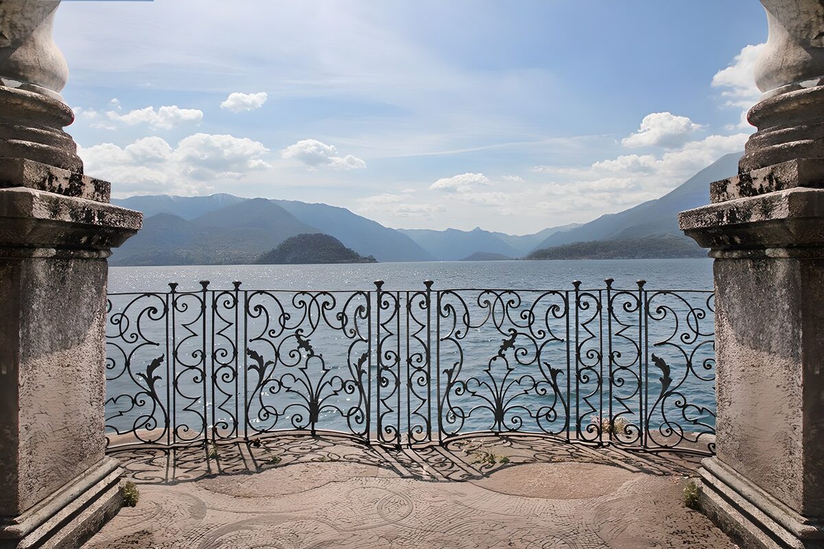 Terraza de piedra ante el lago azul