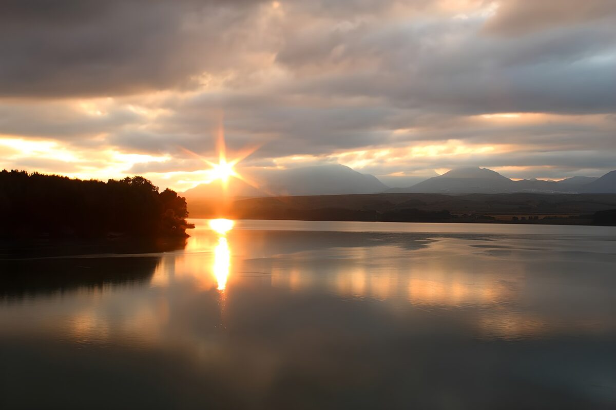 Atardecer dorado sobre un lago en calma