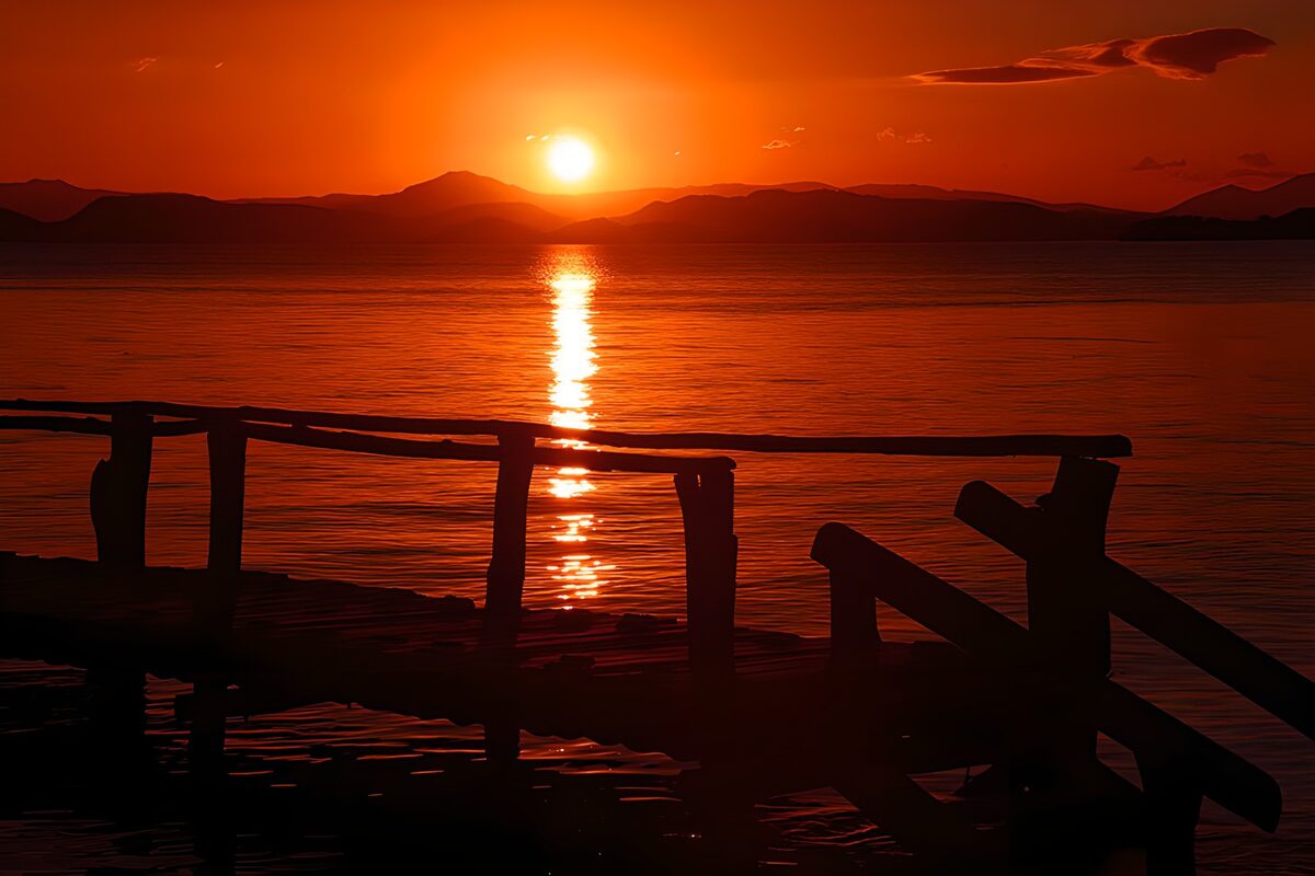 Atardecer rojo sobre el muelle