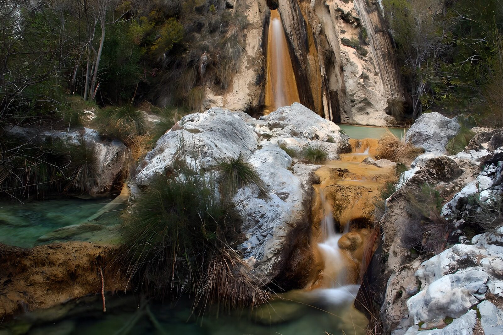 TPES41172: Cascada y pozas verdes entre sombras