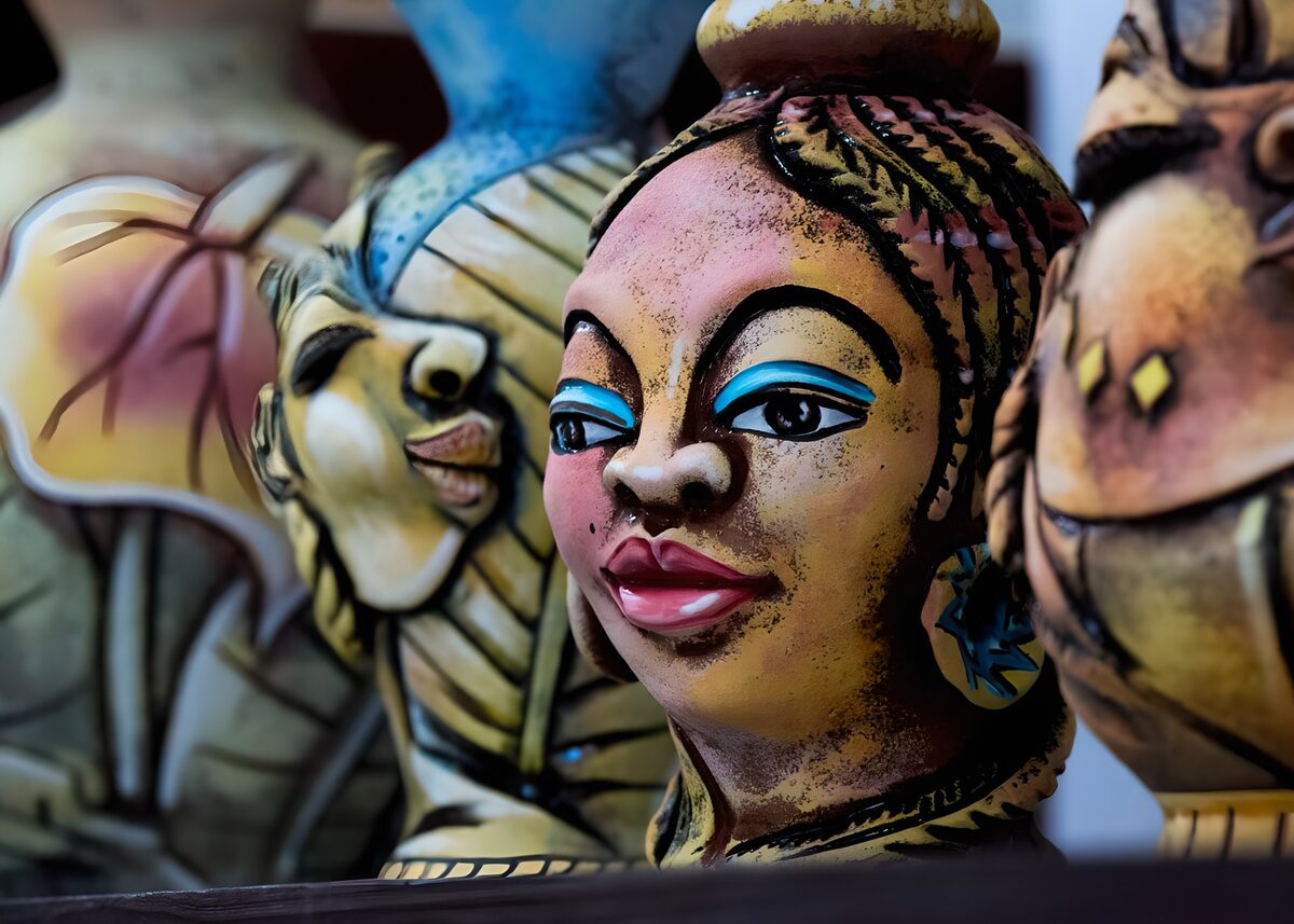 Figura de mujer en rosa y dorado