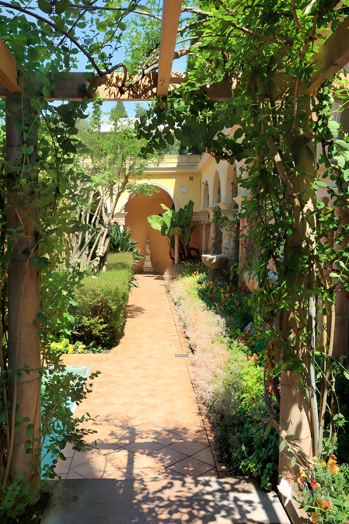 Patio con pérgola y camino de terracota