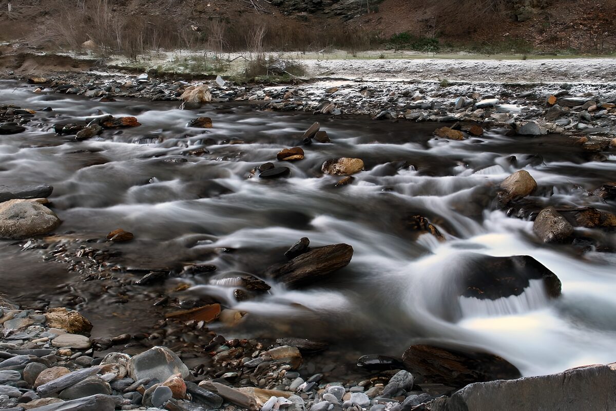 TPES92639: Arroyo de invierno entre rocas