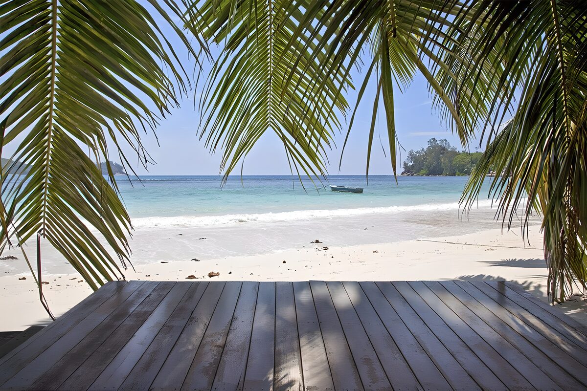 TPES43628: Playa tropical desde la terraza de madera