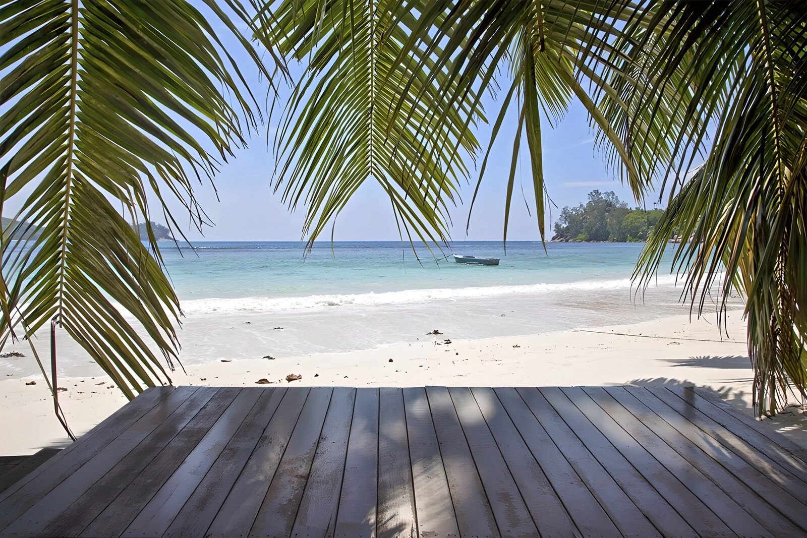 TPES43628: Playa tropical desde la terraza de madera