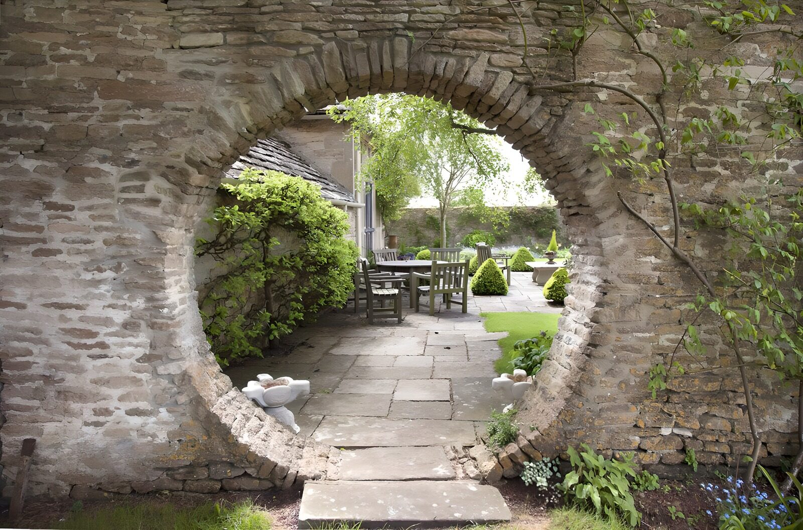 TPES11097: Jardín tras un arco de piedra circular