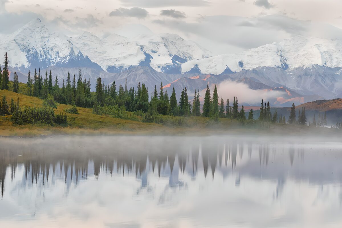 TPES55921: Lago en calma entre montañas nevadas