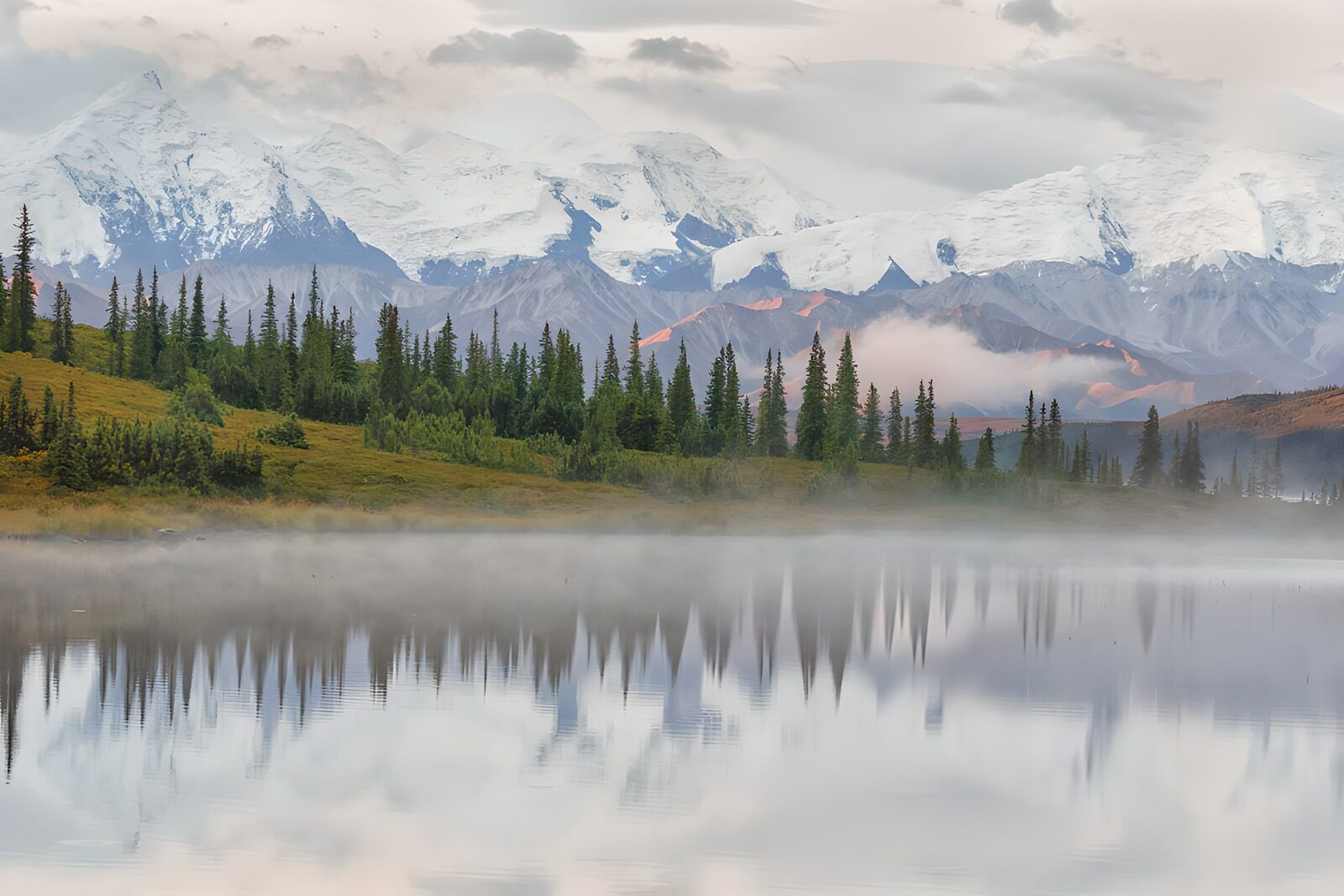 TPES55921: Lago en calma entre montañas nevadas