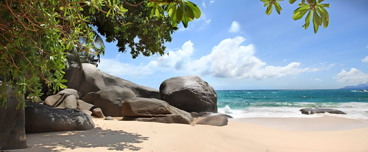 Playa tropical de rocas y aguas turquesas