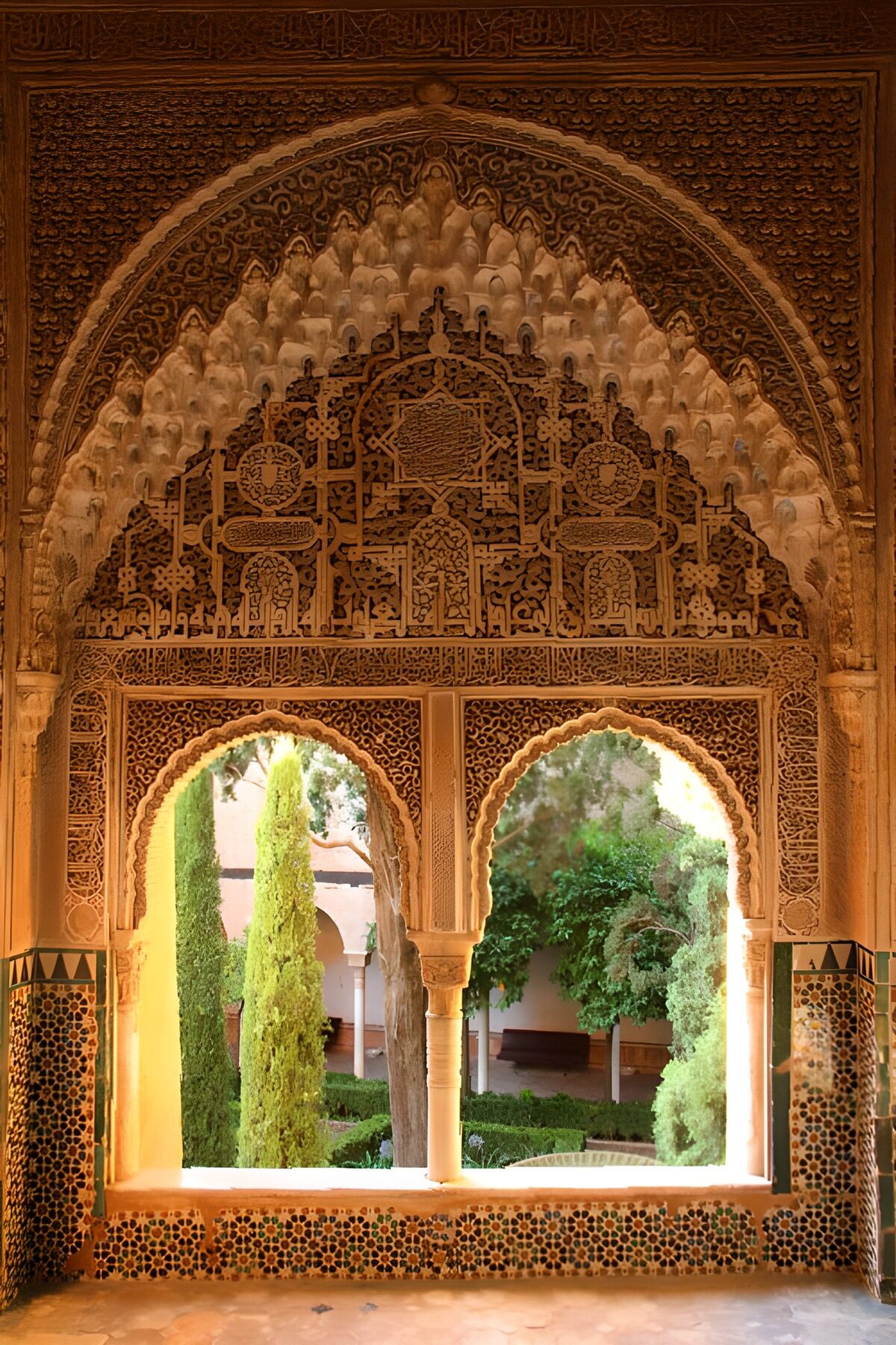 TPES60079: Ventana de palacio a un jardín luminoso