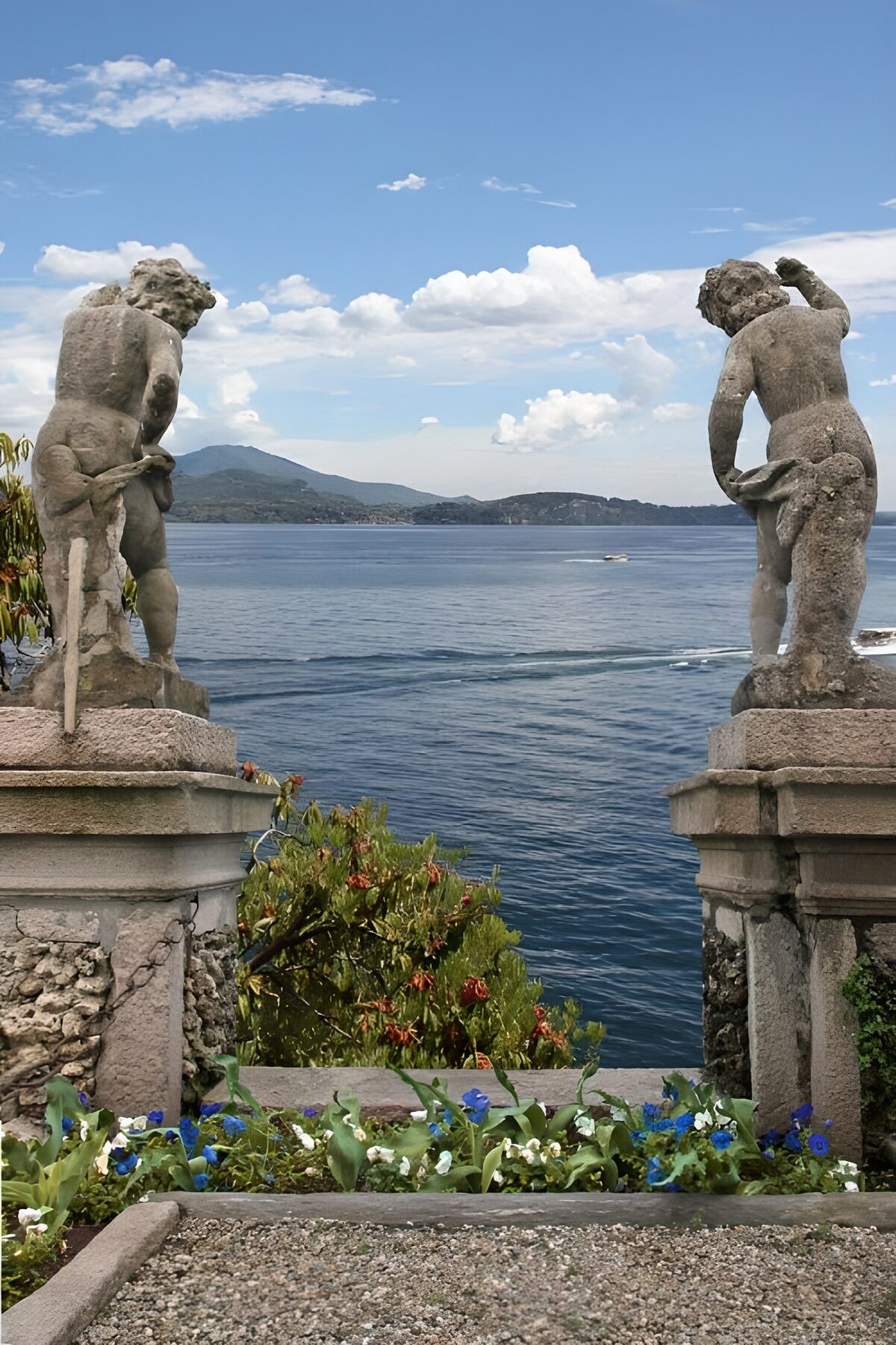 TPES78992: Dos estatuas de piedra junto al agua