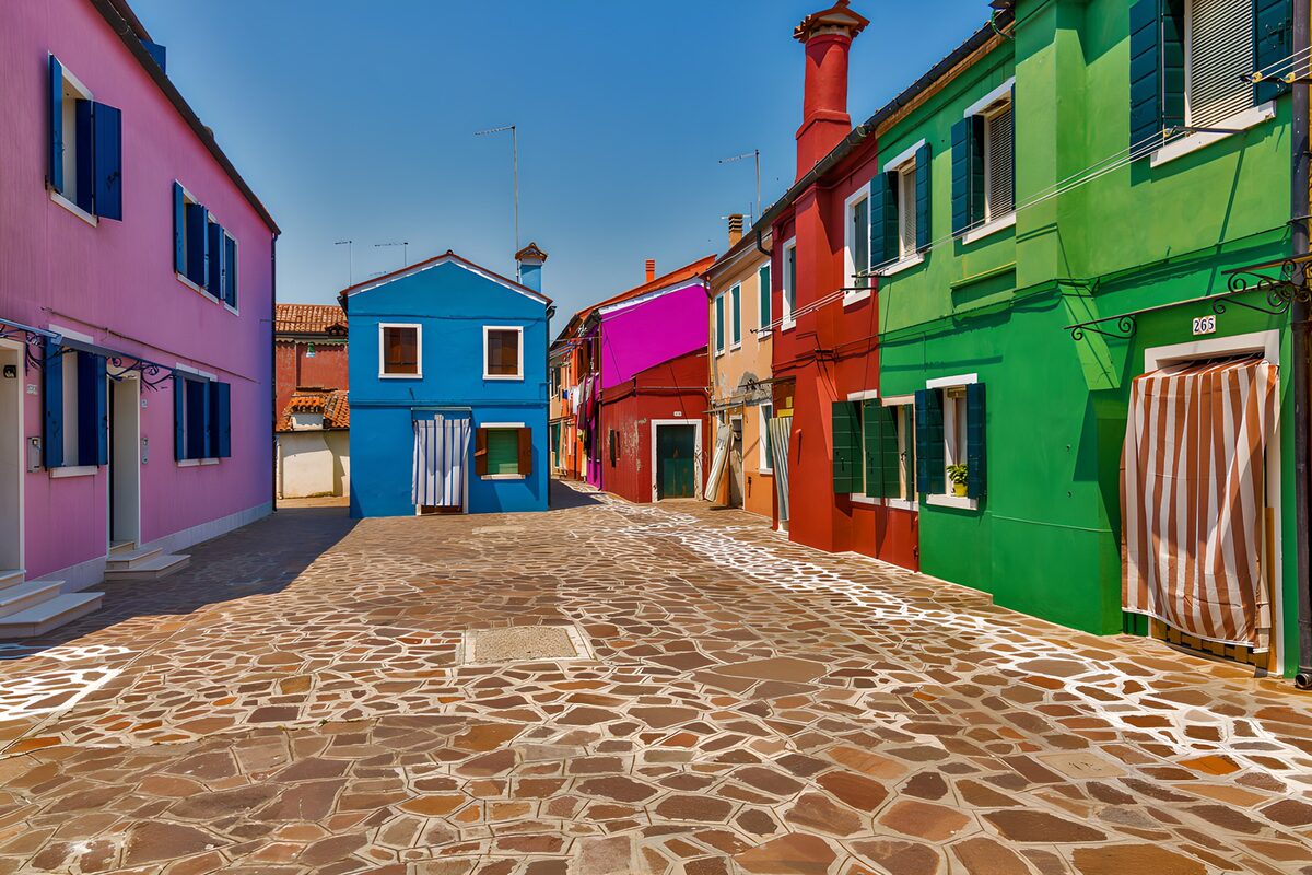 Casas de colores en una calle al sol