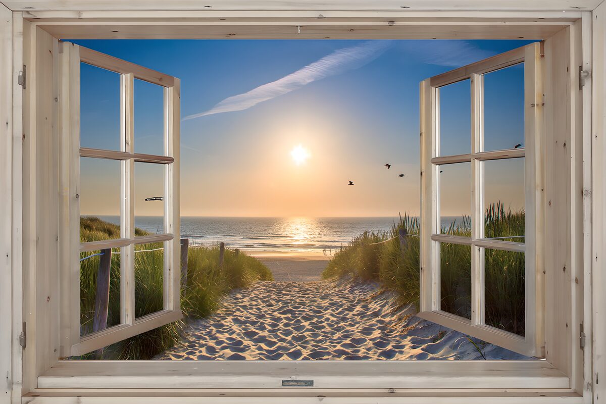 Ventana abierta al mar al atardecer