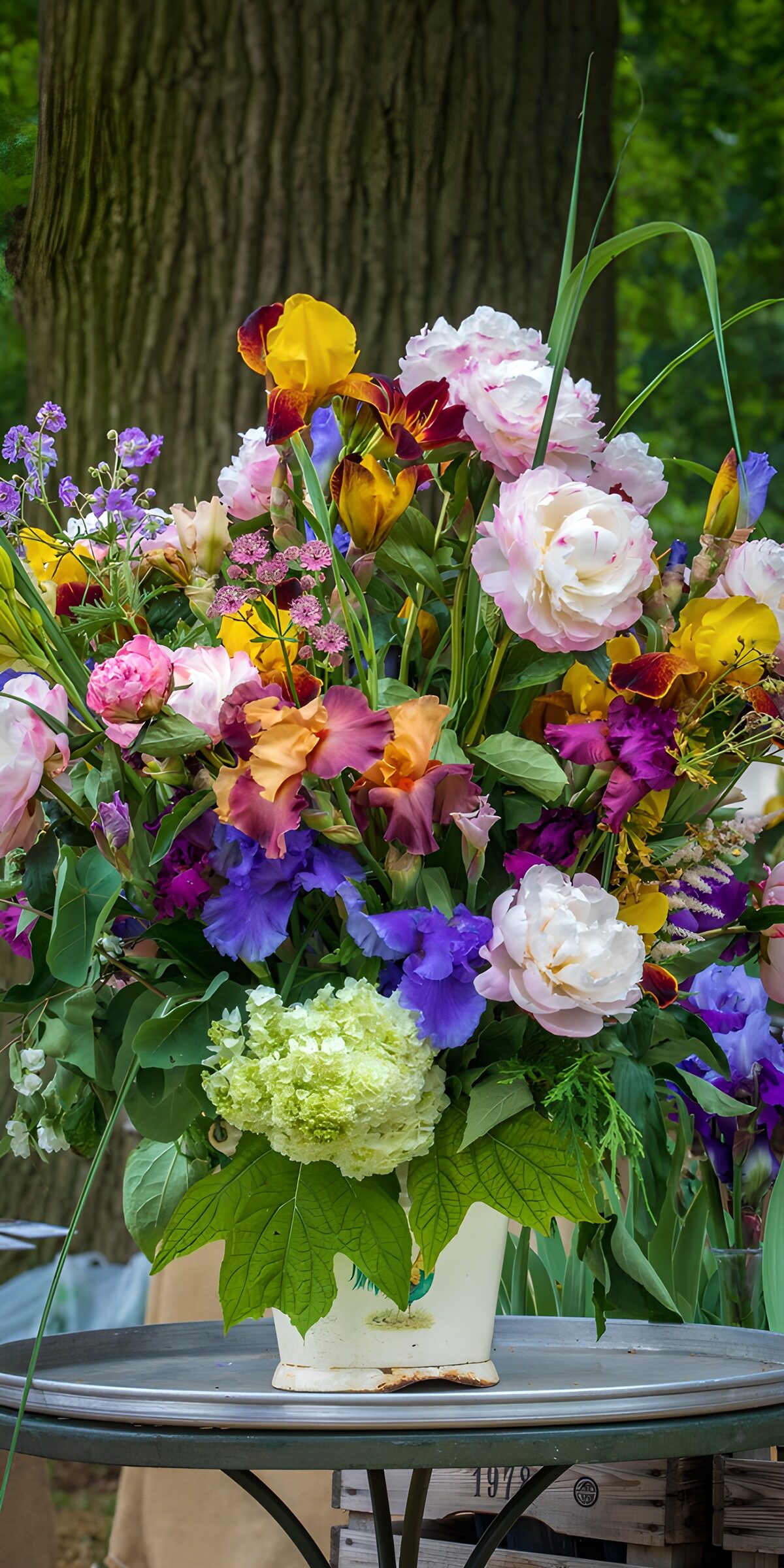 Ramo de iris y peonías en el jardín