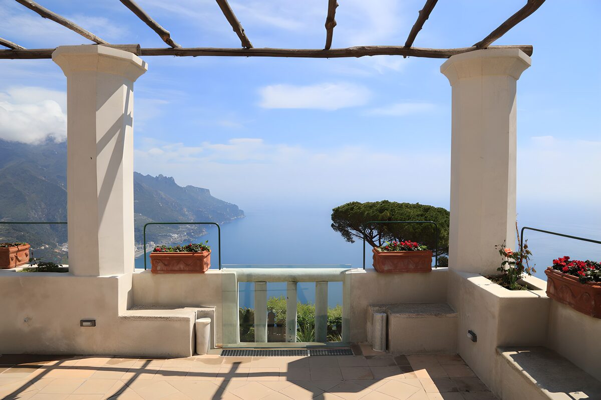 TPES81841: Terraza con pérgola frente al mar