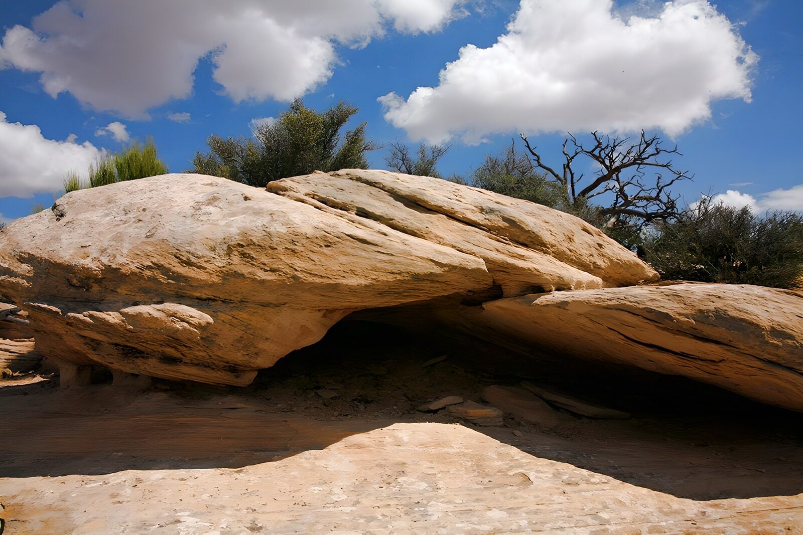 TPES65515: Rocas de arenisca entre sol y sombra