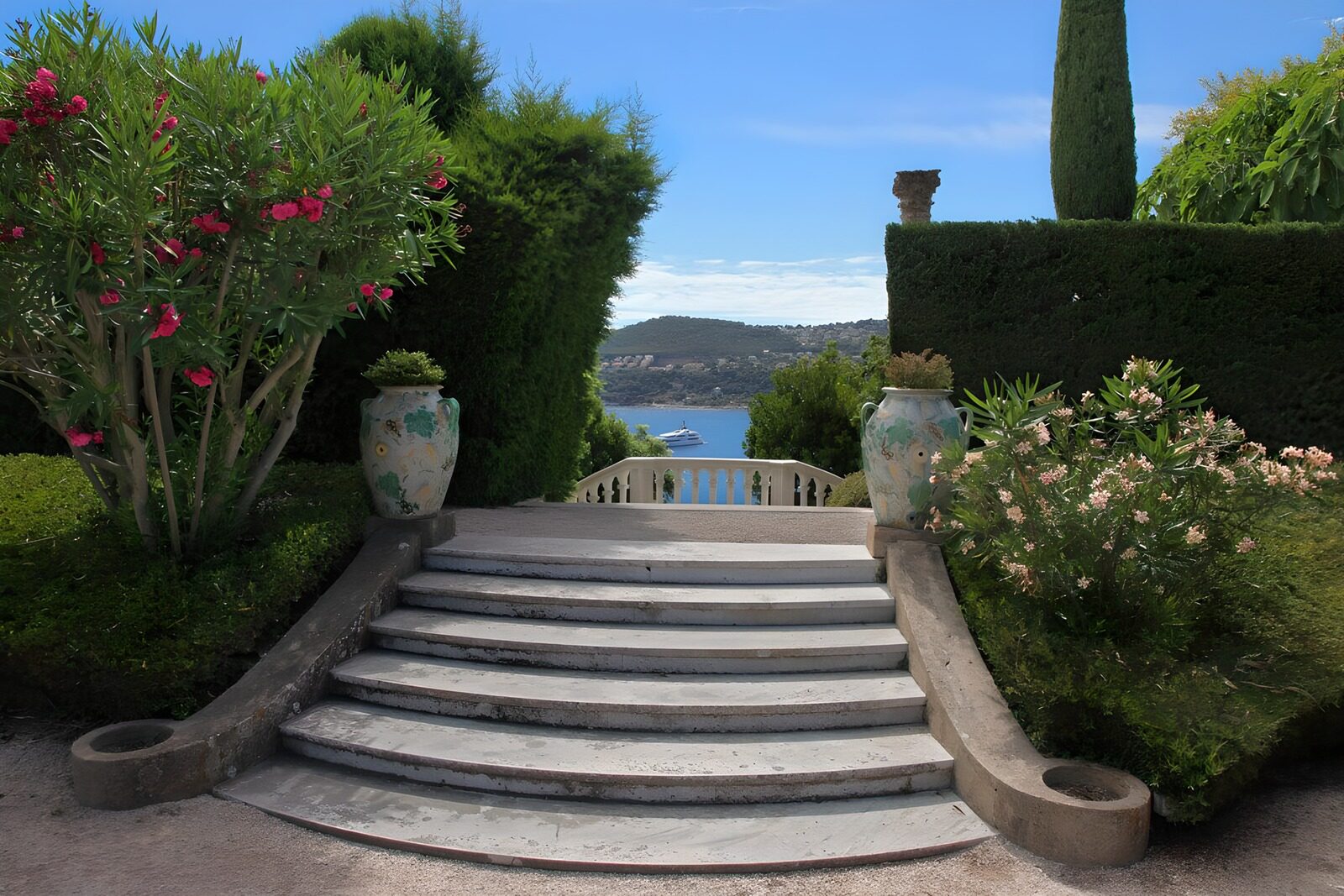 TPES21413: Escalinata entre flores y una bahía en calma
