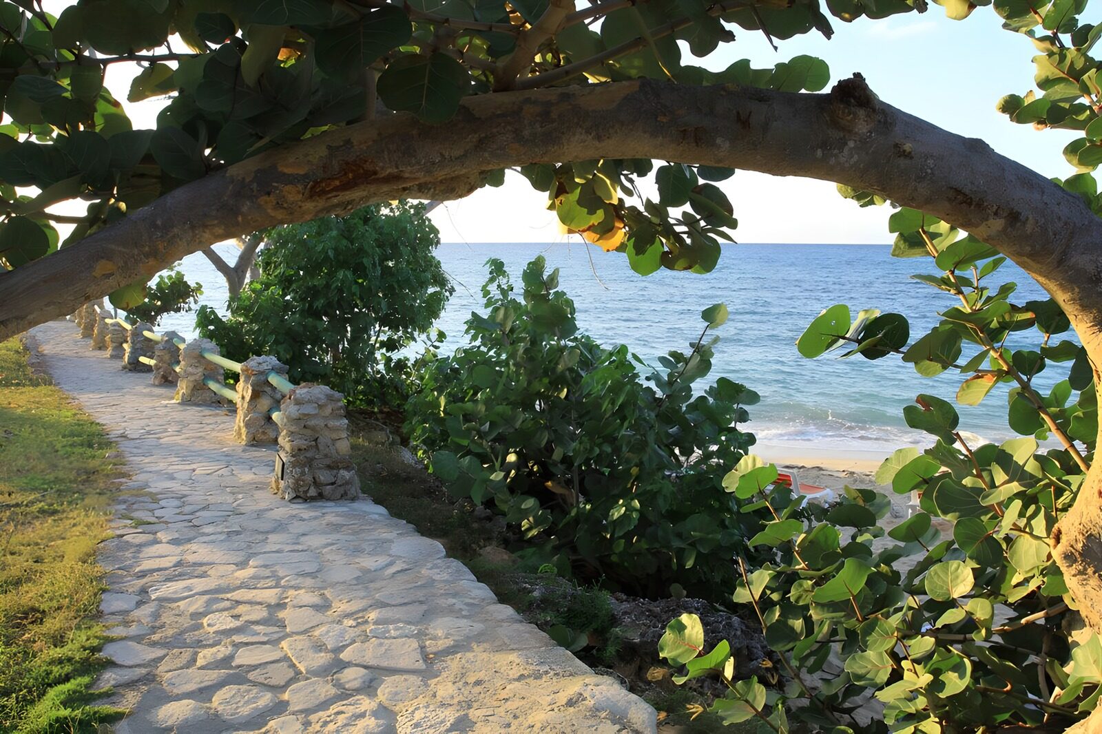 TPES54058: Sendero de piedra junto al mar