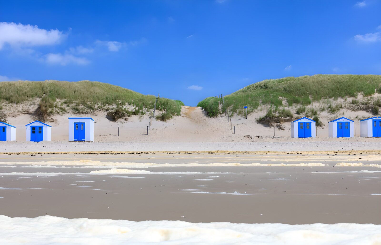 TPES14903: Casetas blancas y azules junto al mar