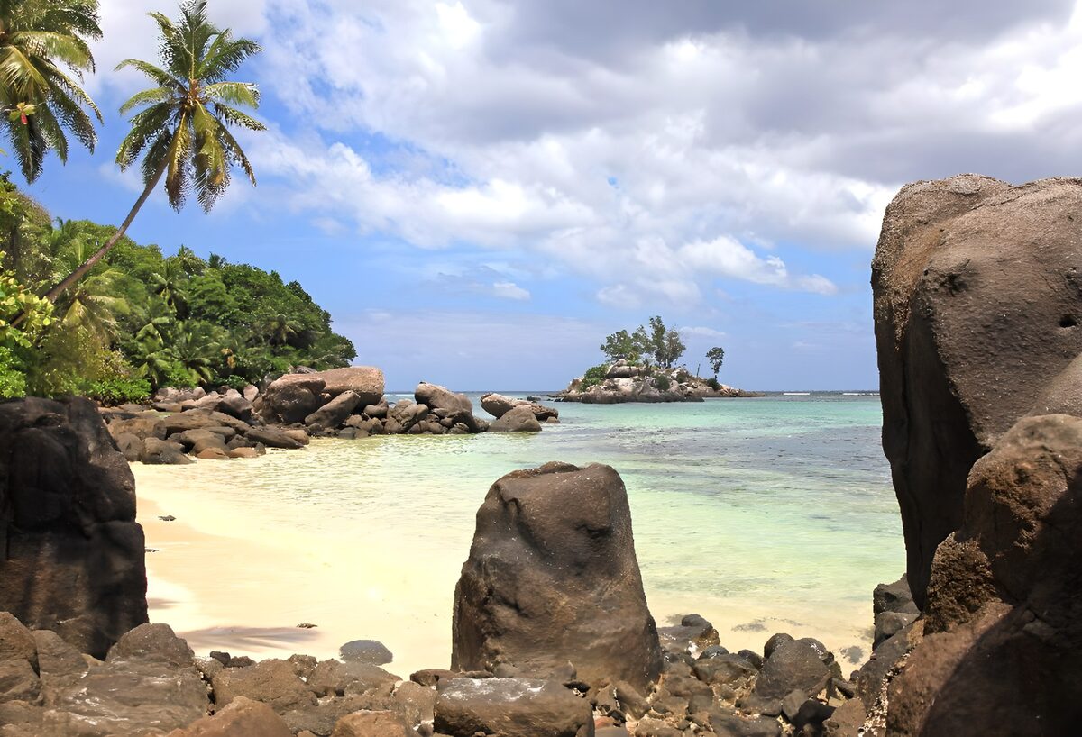 TPES66174: Playa tropical de rocas y aguas tranquilas