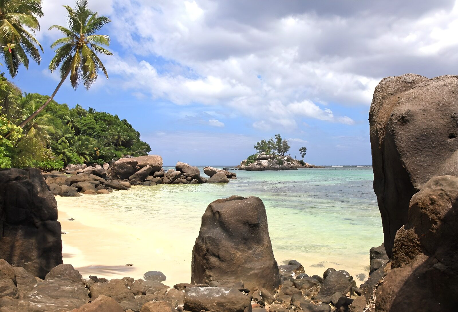 TPES66174: Playa tropical de rocas y aguas tranquilas