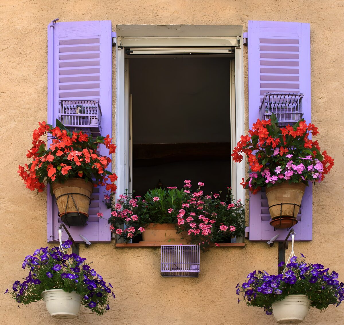 Ventana con contraventanas lilas y flores