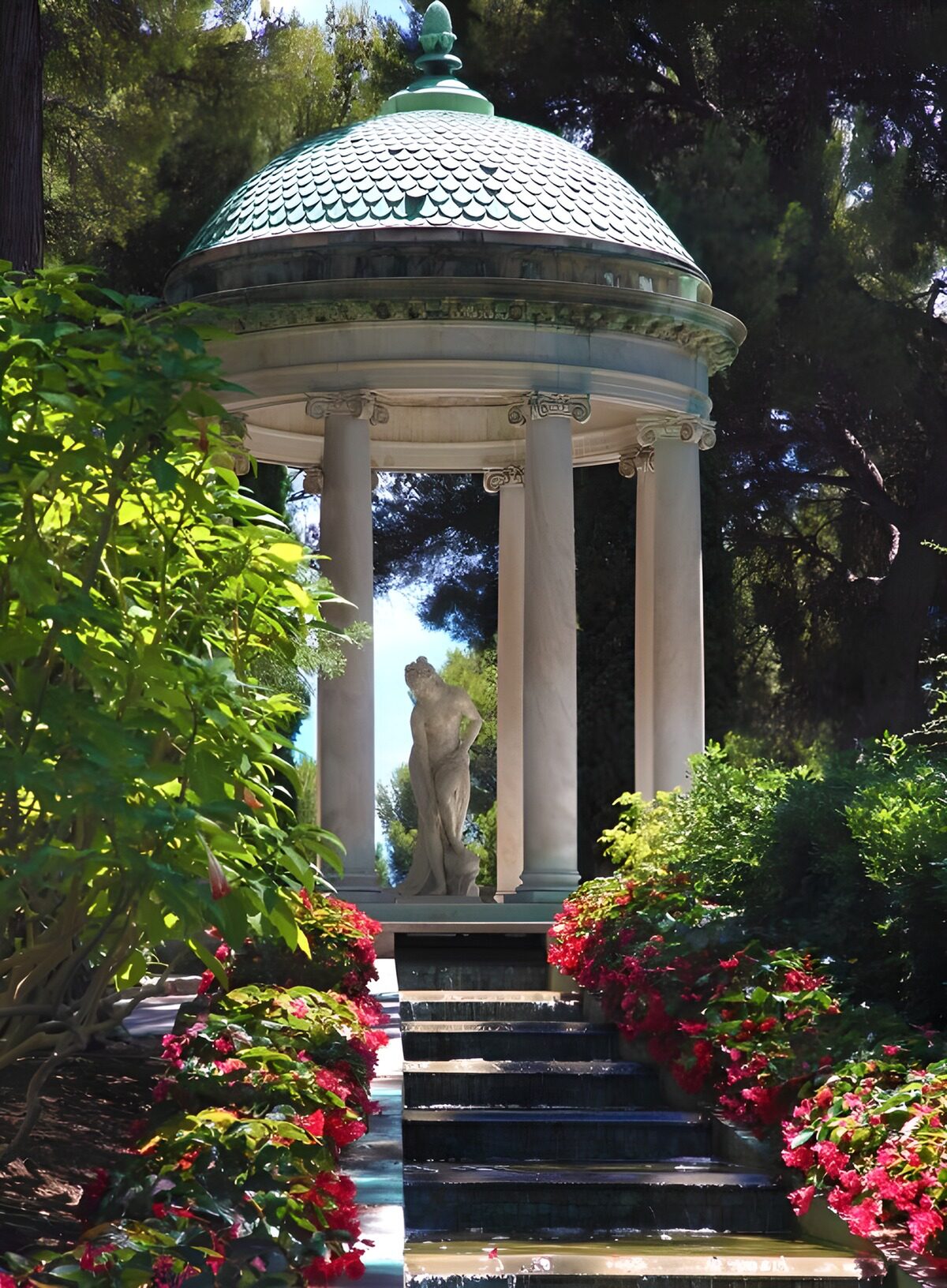Templete con estatua y cascada