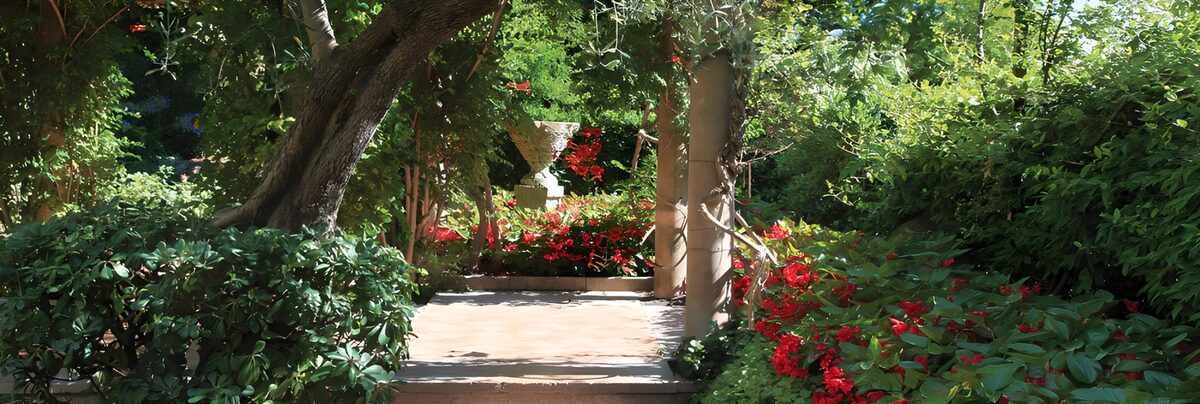 Jardín de sombra y flores rojas
