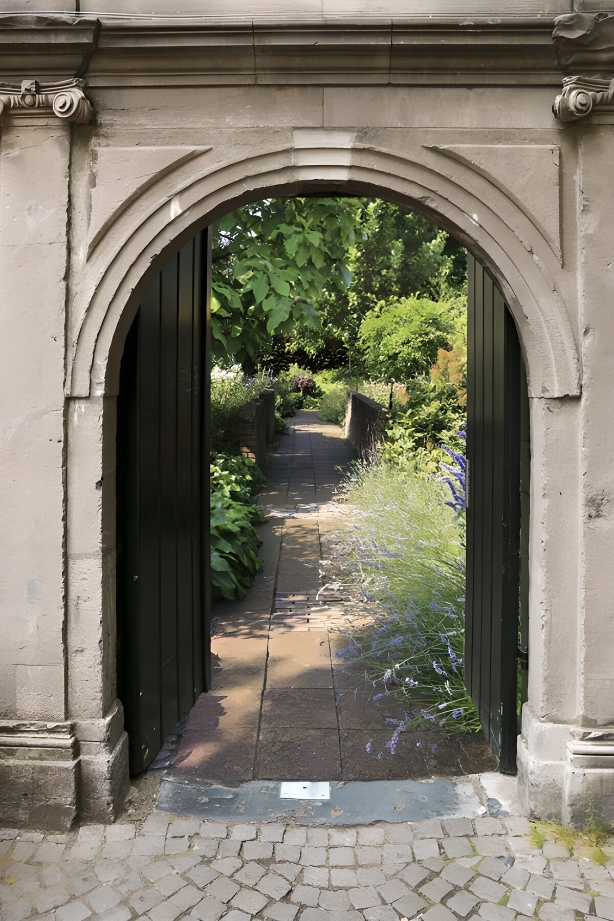 Arco de piedra y sendero entre flores