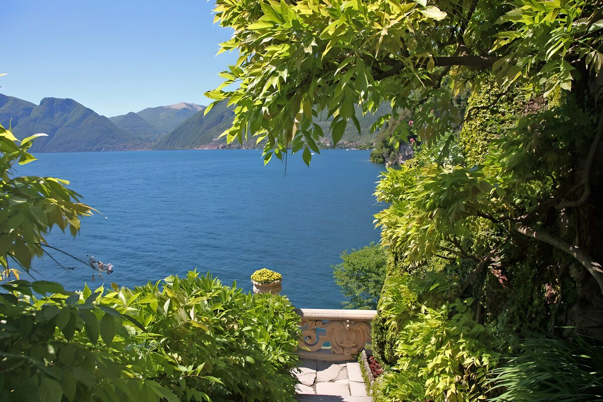 TPES39187: Jardín con balaustrada frente al lago