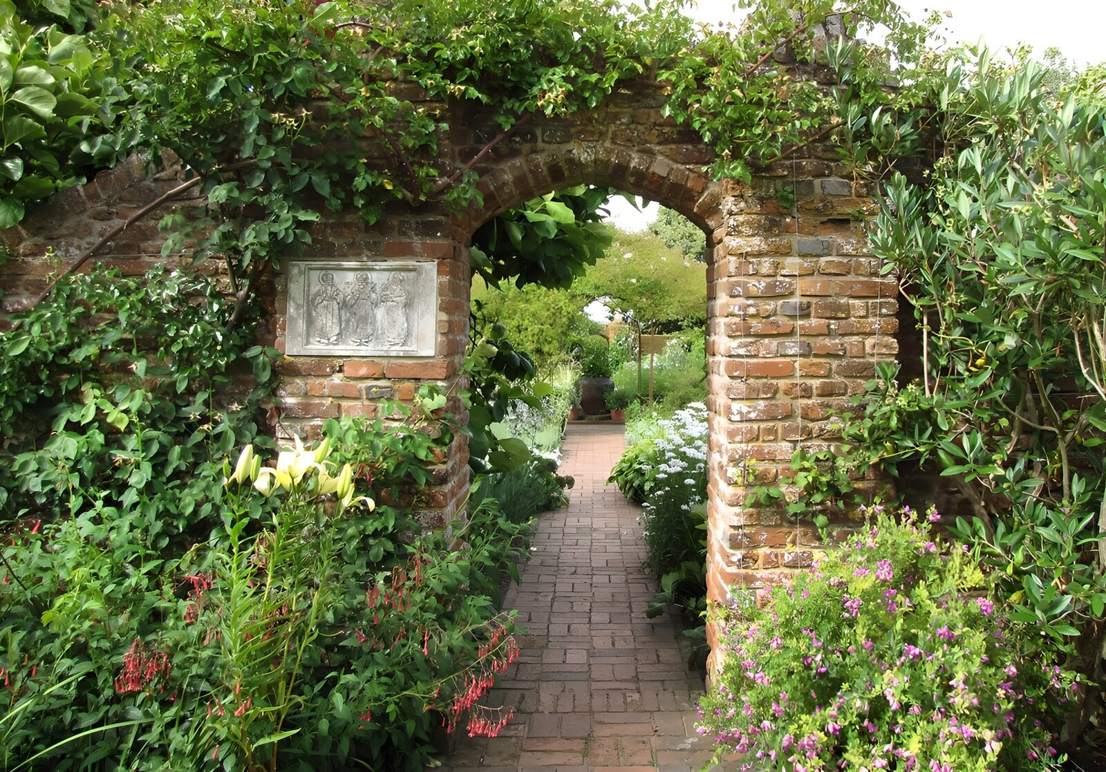 TPES14109: Arco de ladrillo entre flores