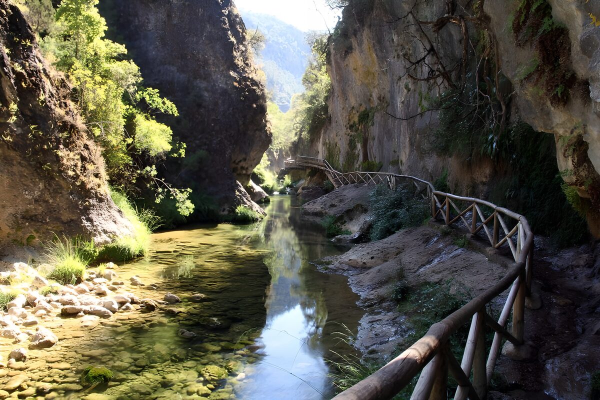 TPES92068: Un hilo de luz en el agua del desfiladero