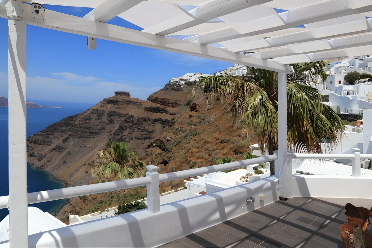 Terraza blanca sobre el mar azul