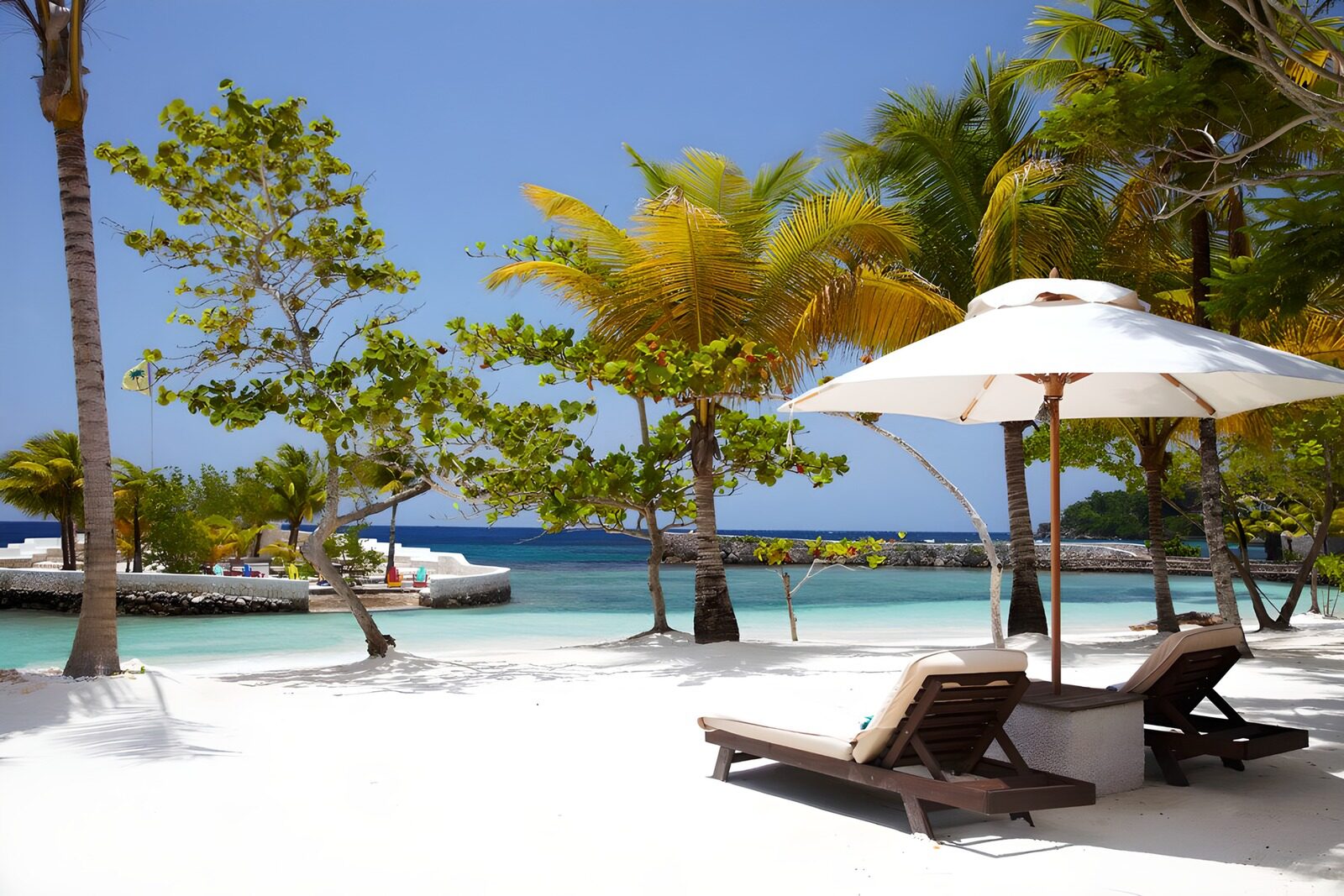 TPES45247: Playa tropical con tumbonas a la sombra