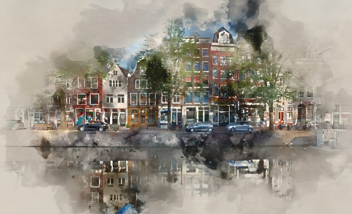 Casas y árboles junto al canal en calma