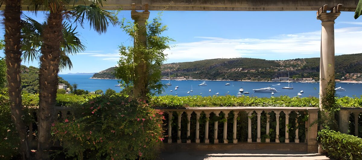 Terraza a la sombra con vistas a la bahía