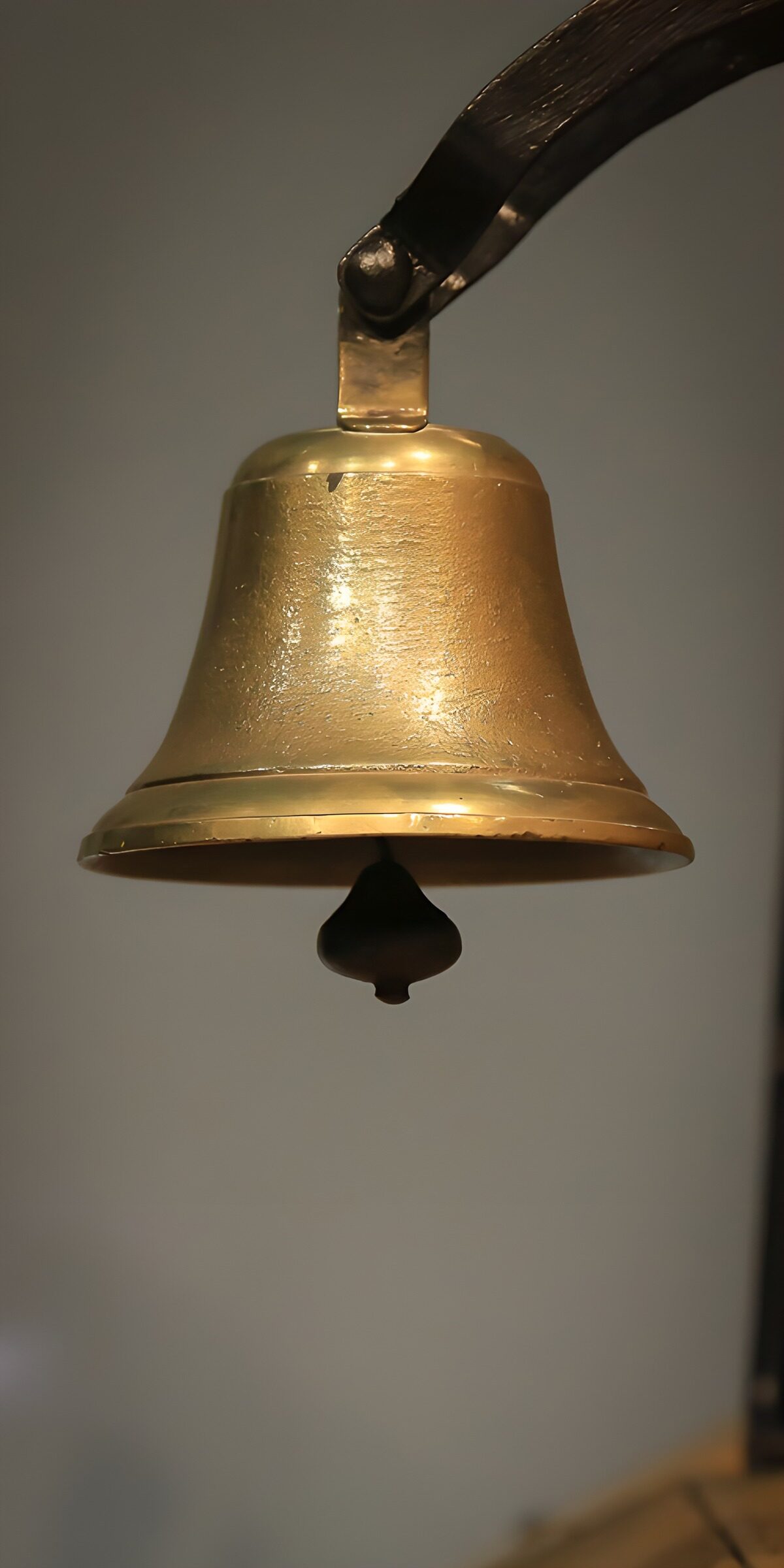 TPES77926: Campana dorada bajo una luz cálida