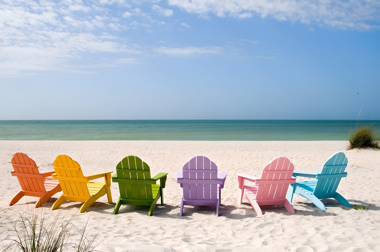 TPES68747: Seis sillas de colores frente al mar