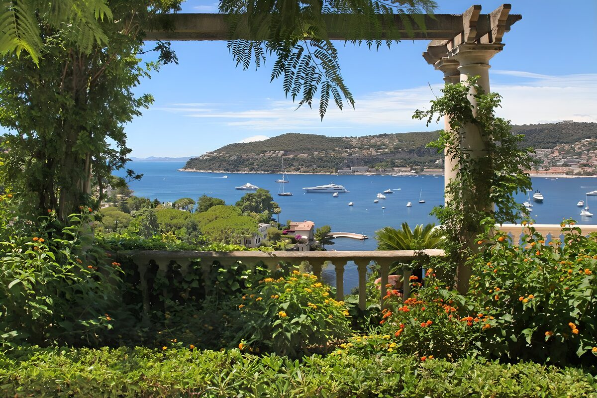 Terraza florida sobre una bahía azul