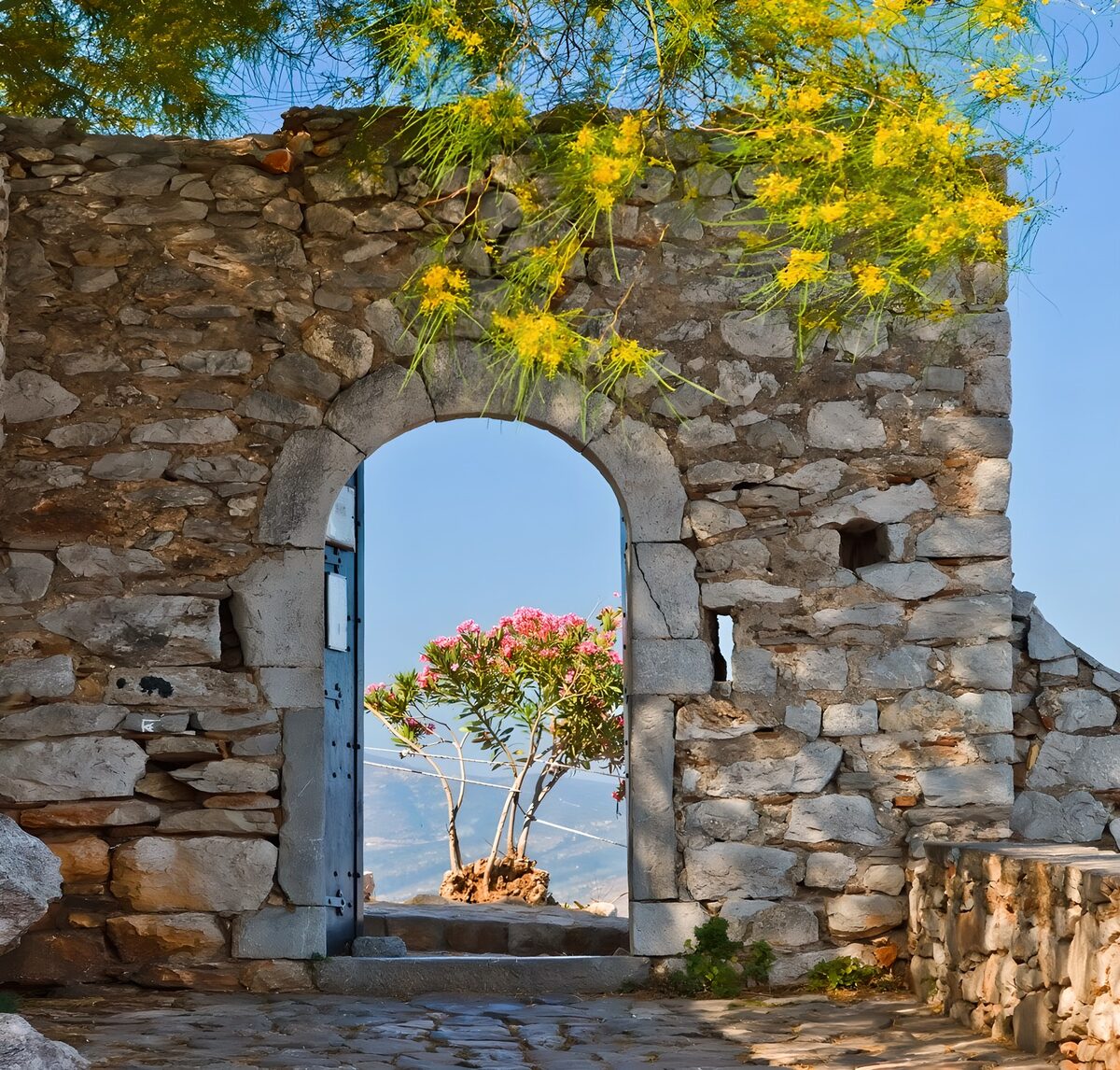 TPES62016: Arco de piedra y puerta abierta al sol