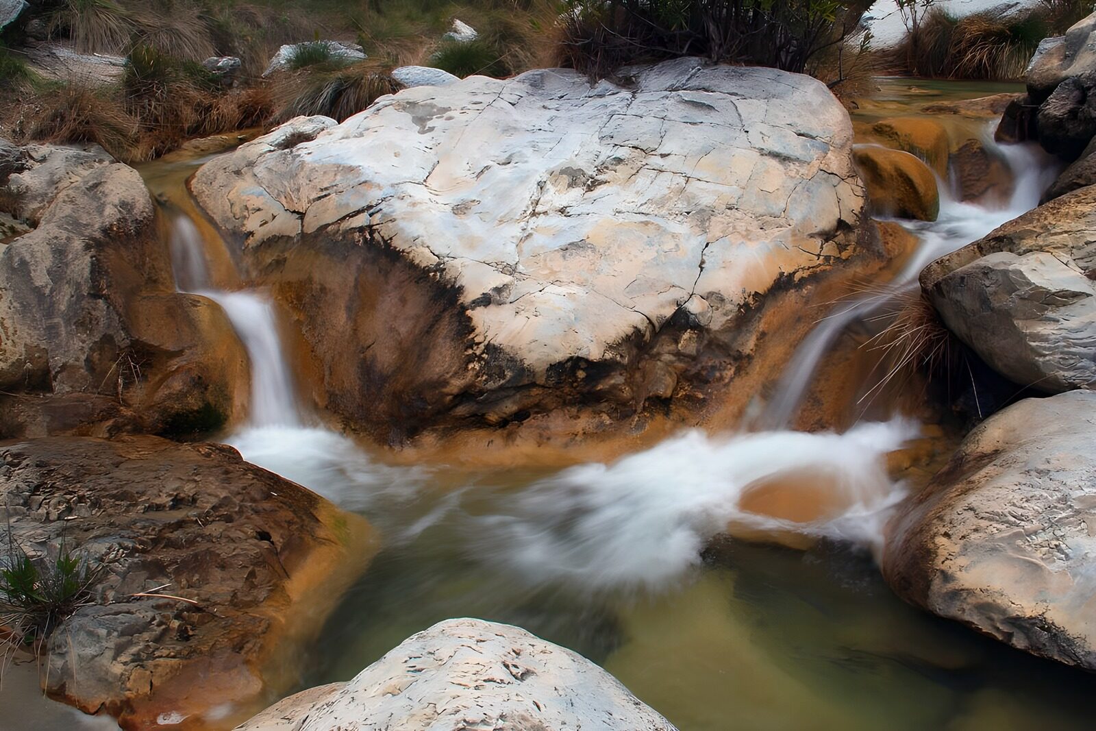 TPES69057: Pequeñas cascadas junto a la gran roca