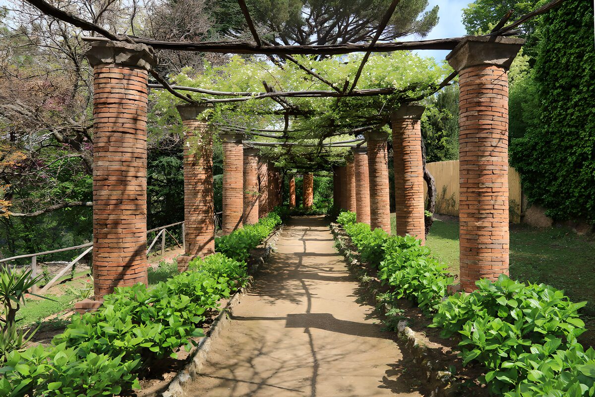 TPES28554: Sendero entre columnas de ladrillo al sol