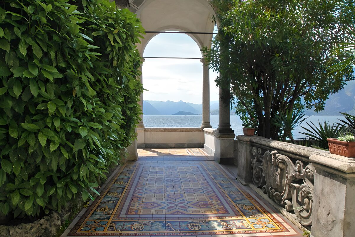 Terraza con arco y vistas al lago