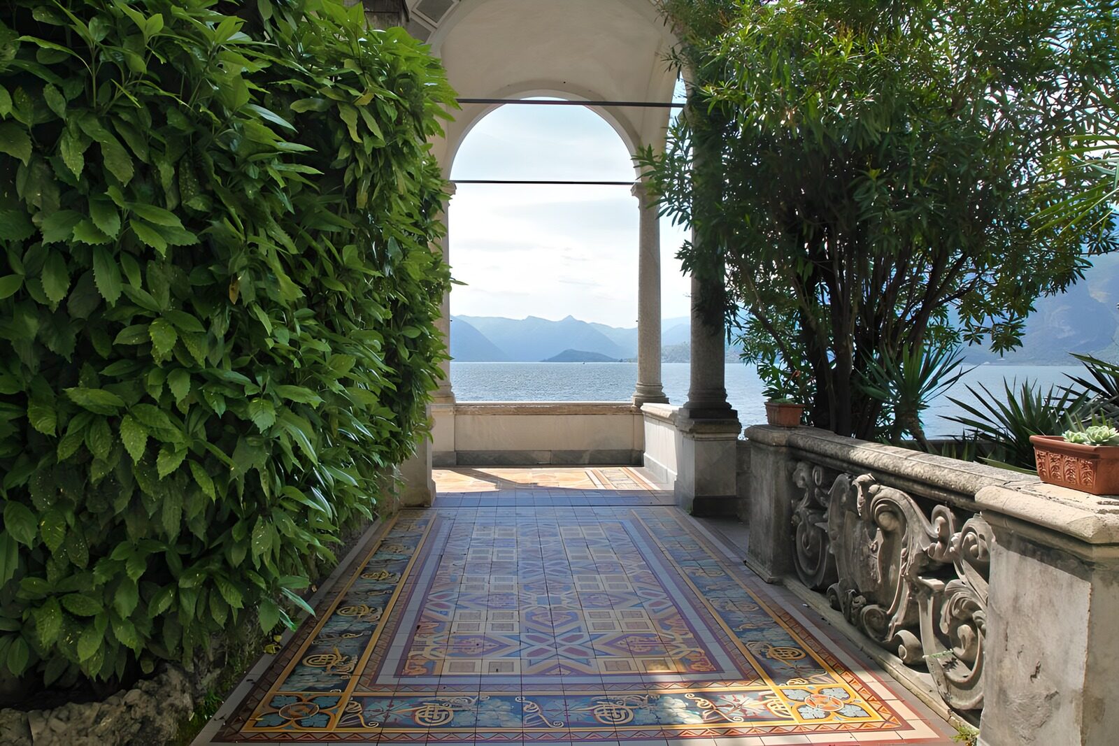TPES25377: Terraza con arco y vistas al lago