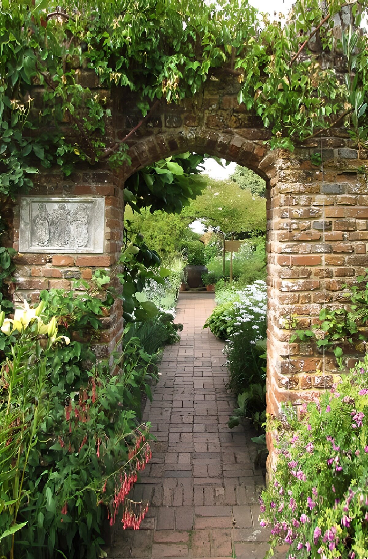 TPES10715: Arco de ladrillo entre flores y sombra
